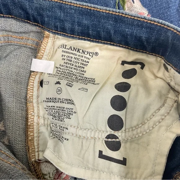 Blank NYC Floral Embroidered Blue Jeans Size 29 - Picture 12 of 13